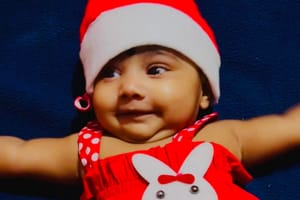 Anika’s First Christmas Photoshoot: A Festive Celebration Full of Smiles